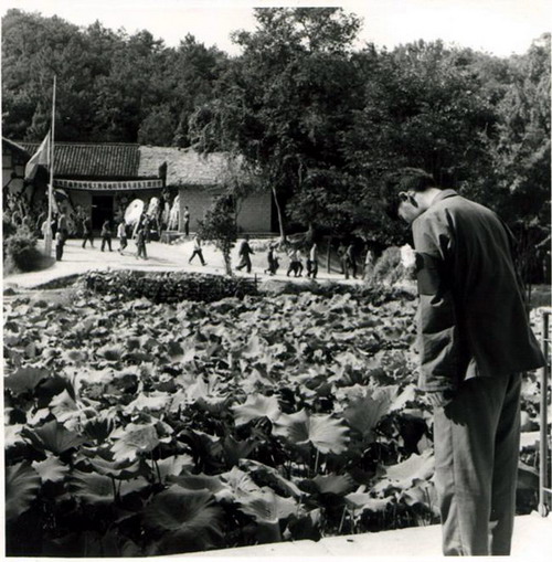 1976年9月9日毛主席去世后，报社随即派记者黄彩忠和我飞韶山，采访毛主席的亲属和当地干部群众。到了韶山，我首先来到毛主席的故居前，默哀悼念（1976年11月摄于韶山）