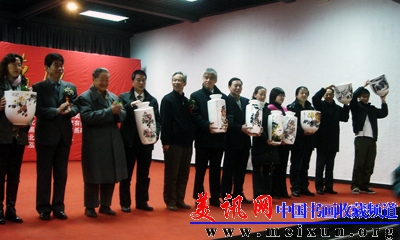 在展会为爱心支持单位颁发纪念奖瓶.JPG