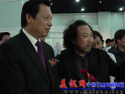 与江西省常委吴新雄省长在一起参观江西省第五届中国工艺美术大师评审精品展.JPG