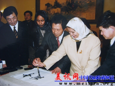 2002年春节，应邀参加在人民大会堂举办的126个国家驻华大使及夫人包饺子联欢会，并教大使夫人学写汉字.JPG