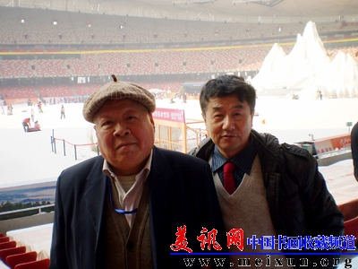 大众文学会的鲁允泰老师在鸟巢留念.jpg