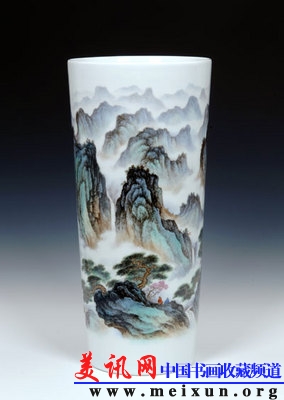 粉彩云山深谷图敞口瓶 构图以鸟瞰深远取景，峰岚起伏连绵，白云缭绕青山，苍松偃仰群岚，有“会当凌绝顶，一览众山小”之境界。