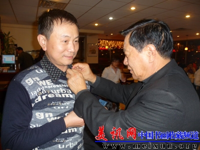 李昌钰给林跃佩戴警徽.jpg