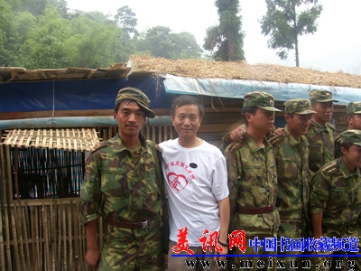 林跃慰问解放军战士2.JPG