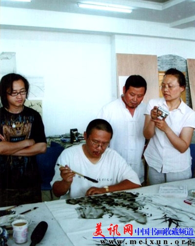 宋唯原老师在批改画作.jpg