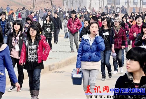 湖北美院美术专业???首日近万艺考生赶考(图)