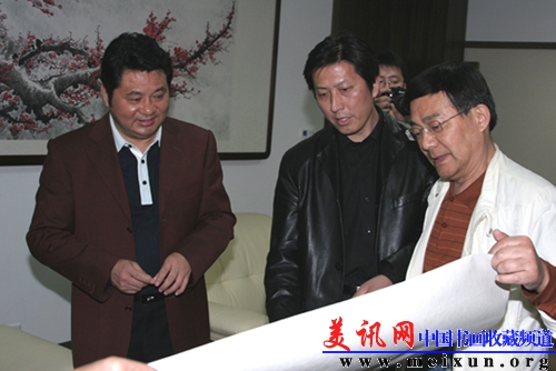 倪副省长和画家刘宇甲观看作品.jpg