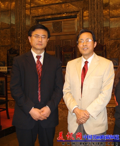 与中国书法家协会书记赵长青合影.JPG