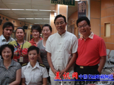 与女高音歌唱家宋祖英在央视留影.JPG