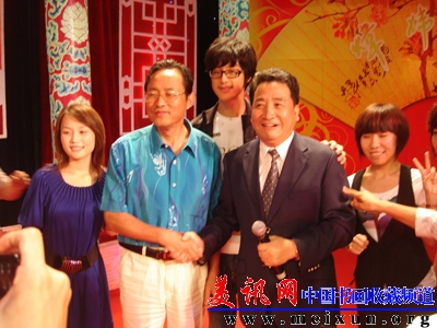 在民族文化宫周炜相声专场与相声演员姜昆合影.JPG