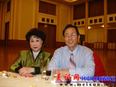 136与音乐学院教授王苏芬在大会堂留影.jpg