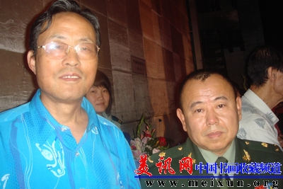张惠臣与潘长江在中央电视台合影.JPG