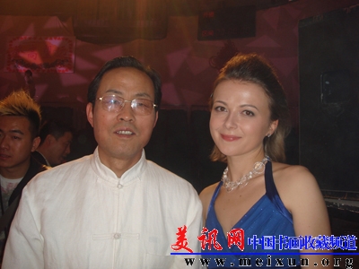 与中央电视台美籍主持人爱华在中央电视台合影.JPG