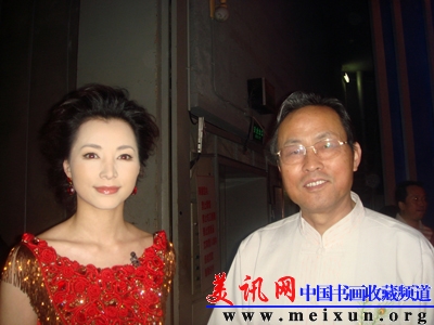 与中央电视台主持人董卿在中央电视台留影.JPG