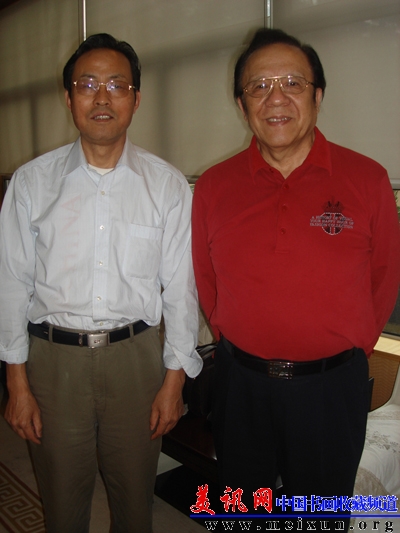 与男中音歌唱家杨洪基在中央电视台合影.JPG