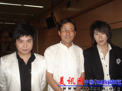 张惠臣与水木年华演唱组在中央电视台合影.JPG
