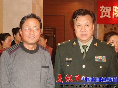 张惠臣与歌唱家刘斌在颁奖会上留影.JPG