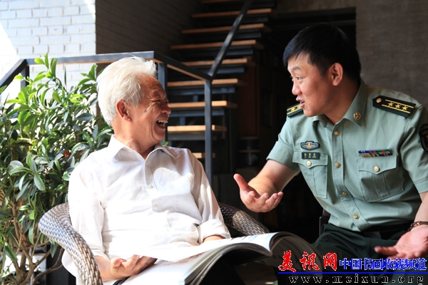 与着名画家郭公达一起谈艺术.jpg
