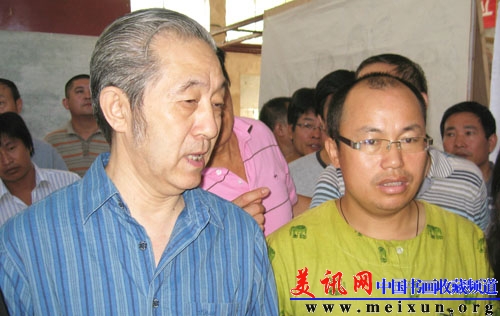 作者与中央民族大学教授李魁正.jpg
