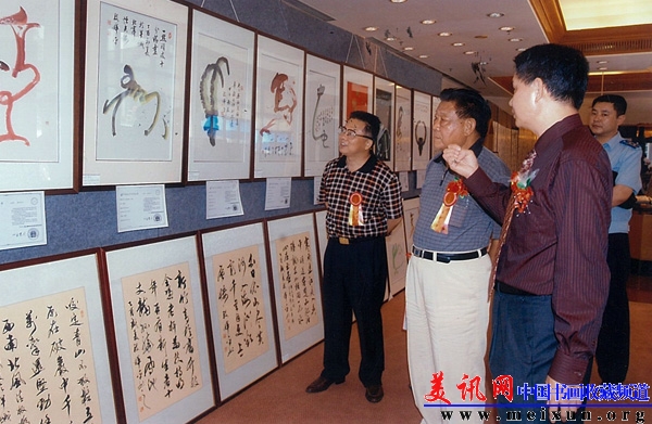 段辉平向刘鹤翘将军（中将）介绍展览书法作品.jpg