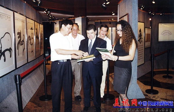 段辉平向美国商务代表介绍展览书法作品.jpg