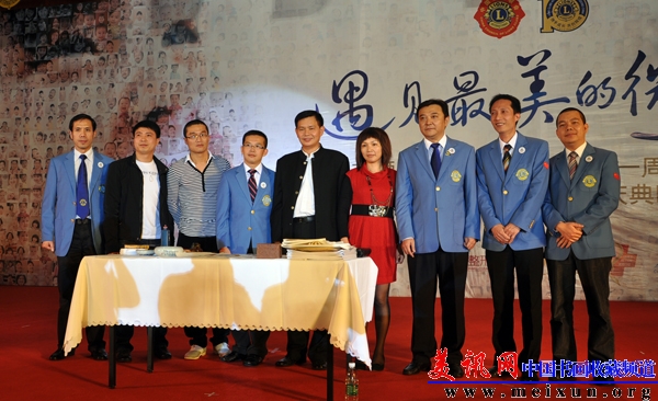 与拍得十二生肖作品收藏者合影.jpg
