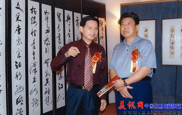段辉平向朱永清将军（中将）介绍展览作品.jpg