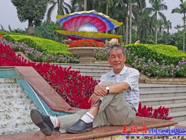 陈之泉在云台花园（座，可）.jpg