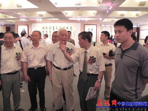 DSCN8493叶主席陈之泉王离等四人（手拿杂志者陈之泉）.jpg