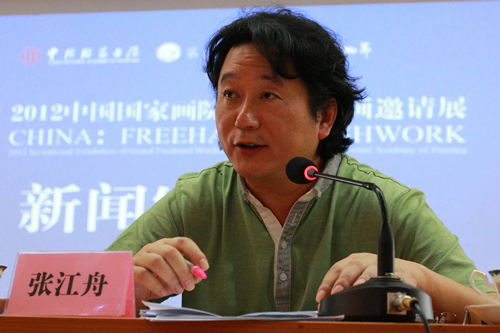 中国国家画院副院长张江舟介绍“写意中国——2012中国国家画院国画、版画邀请展”.jpg