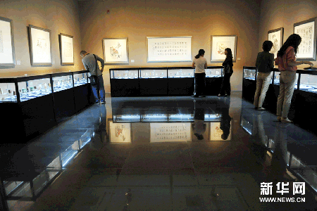 9月21日，观众在参观展出的书画和篆刻作品.gif