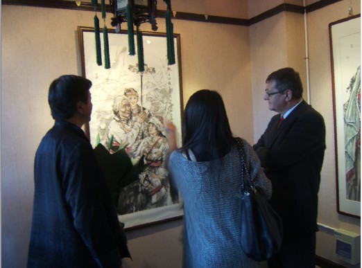 斯洛伐克驻华大使弗兰季谢克-德霍波切克（右）仔细品读李毅作品，并咨询李毅（左）当时创作的背景.JPG