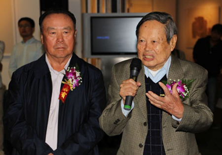 全国政协副主席白立忱（左），诺贝尔奖获得者杨振宁发言.jpg