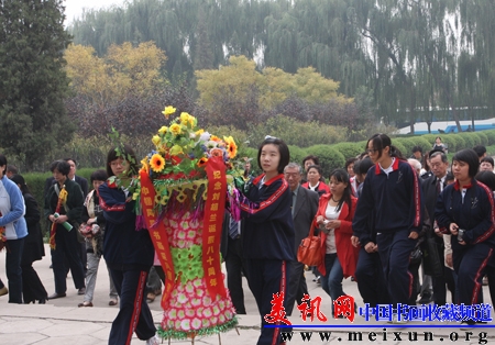 满怀深情祭扫刘胡兰烈士陵墓。.jpg