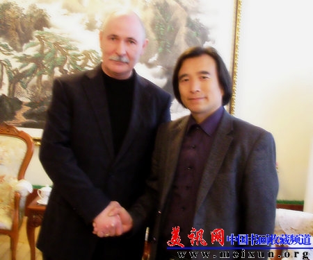 画家李乐古与白俄罗斯前副总理，现任特命全权驻华大使布里亚先生.jpg