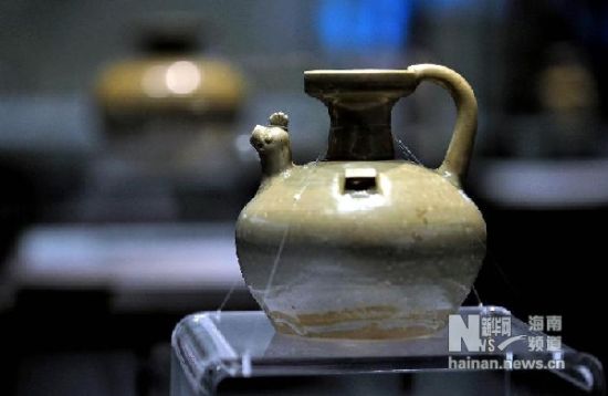 这是1997年港英政府移交的中国东晋青釉鸡首壶.jpg