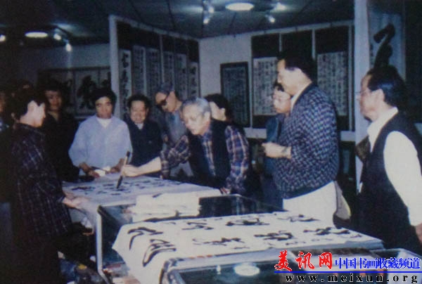 在个人书展会上表演书艺.jpg