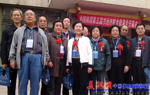 2011年10月1日与参加南昌金秋笔会的全国部分书画家合影.jpg