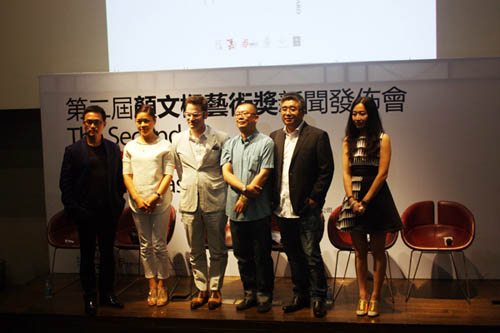 新闻发布会后与会嘉宾合影.jpg