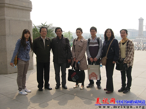 与学生和家人在国家博物馆参观展览.jpg