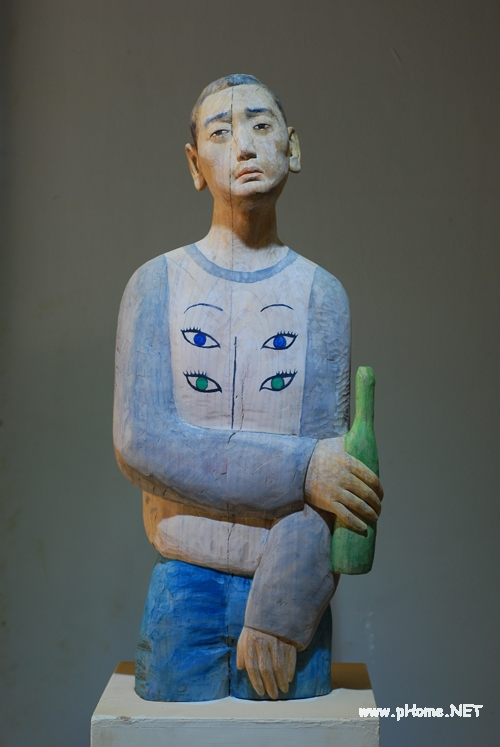 作者：彭立彪《平武同学的雕像》材质：椿木尺寸：105×50×25CM创作年代：2014.JPG