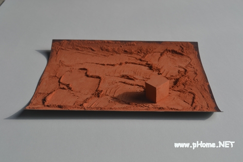 作者：文豪《磨...》2014年，材料：砂纸，红色土块。尺寸：23x32x2.5cm.JPG