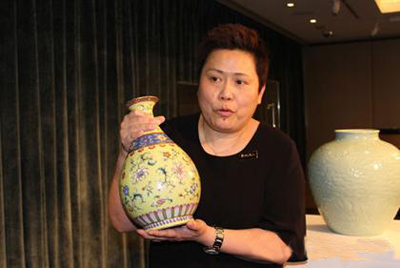 乾隆黄地洋彩轧道锦地折枝洋花玉壶春瓶.jpg