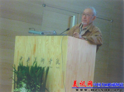 92岁在讲台上讲学.jpg
