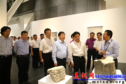 中国文联副主席、中国美术家协会主席刘大为，广东省委常委、深圳市委书记王荣，中国美术家协会分党组书记、常务副主席、中国版画博物馆馆长吴长江，龙华新区党工委书记姜建军等领导参观展览 - 复件.JPG