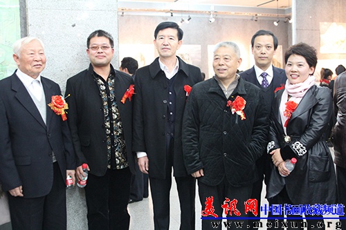 魏山开老师和各界领导在展厅拍照留念.jpg