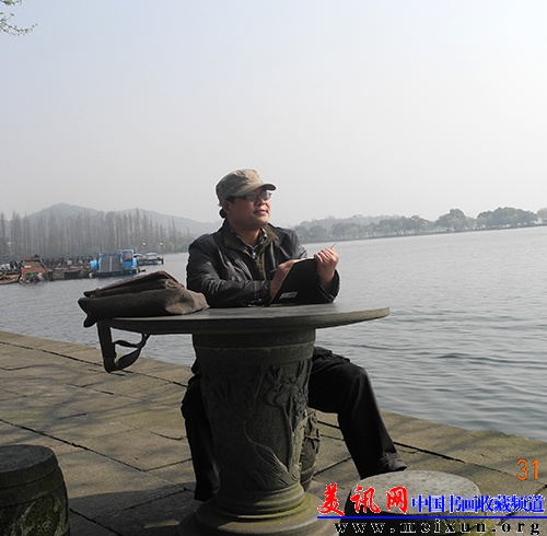 在西湖边.jpg