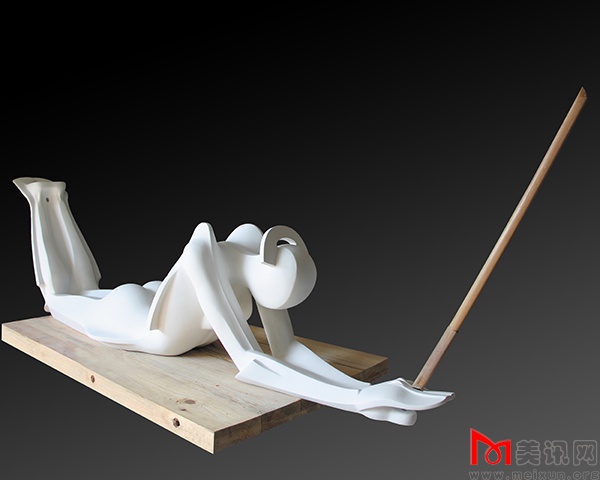 林春《俯卧成船》不锈钢烤漆、木  350X65X90cm  2012年.jpg