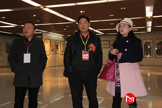 中央美术学院山水画系主任、炎黄艺术馆馆长参观现场画作.jpg