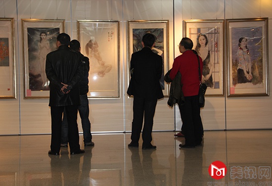 参展嘉宾在薛林兴画作前驻足欣赏1.jpg
